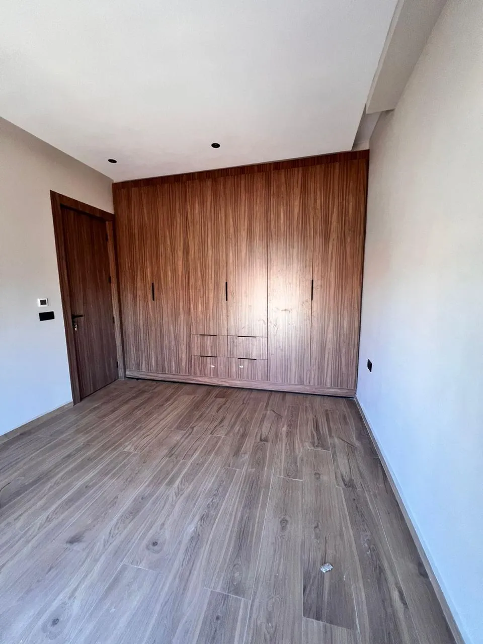 Custom walk-in closet with hanging rail — Trend Bois Morocco