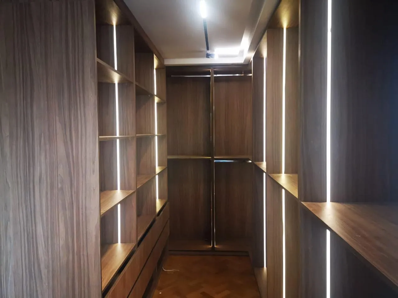 Elegant closed walk-in closet — Trend Bois