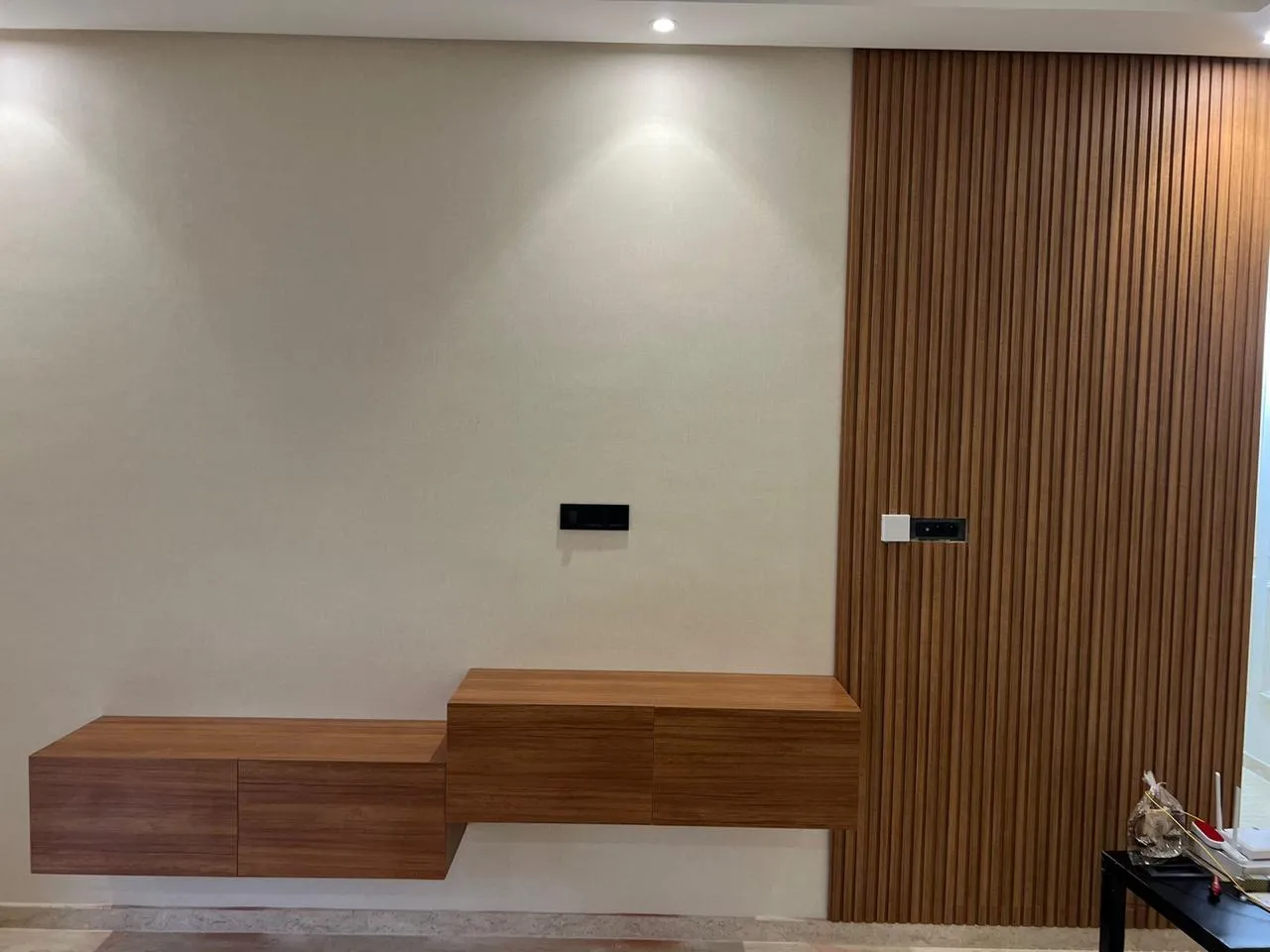 Séparation en tasseaux de bois avec banc — Trend Bois