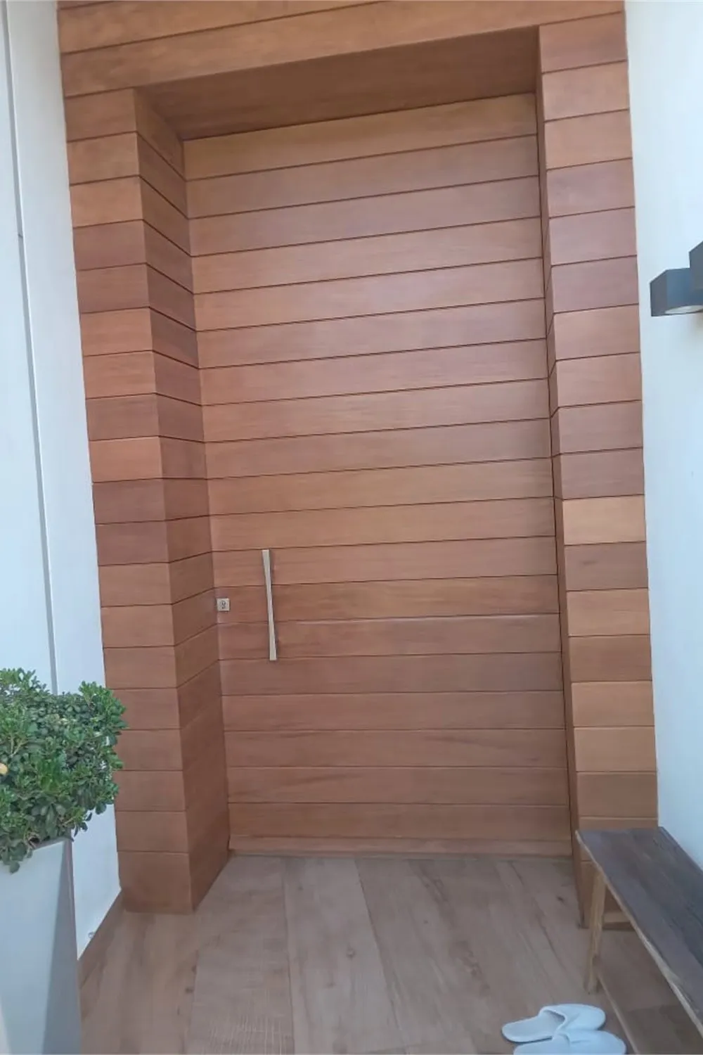 Porte d'entrée à lames horizontales — Trend Bois Maroc