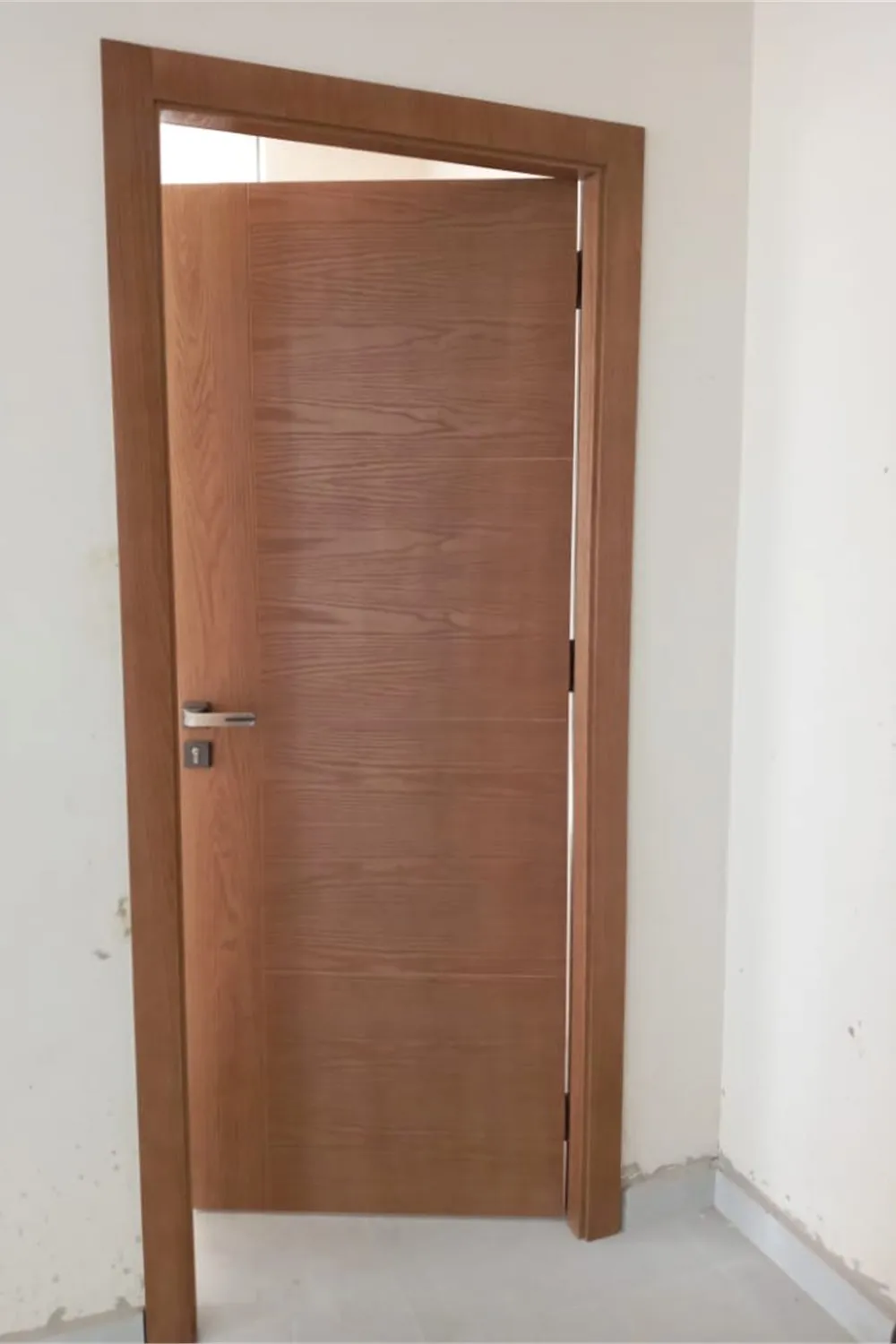 Porte minimaliste en noyer — Trend Bois Maroc