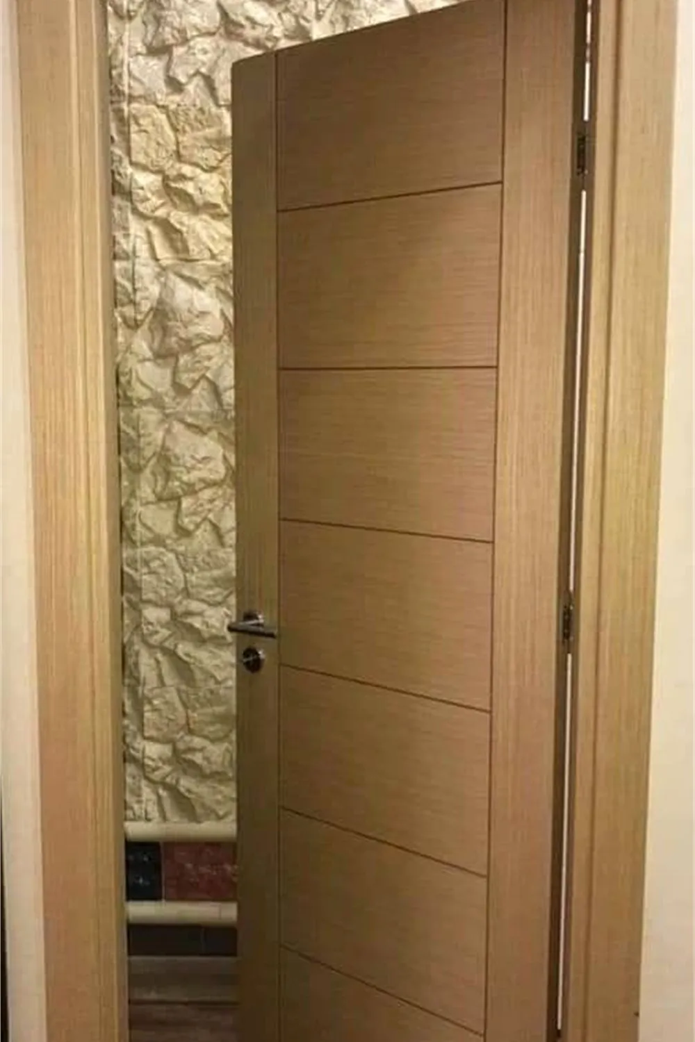Porte en noyer et habillage pierre — Trend Bois