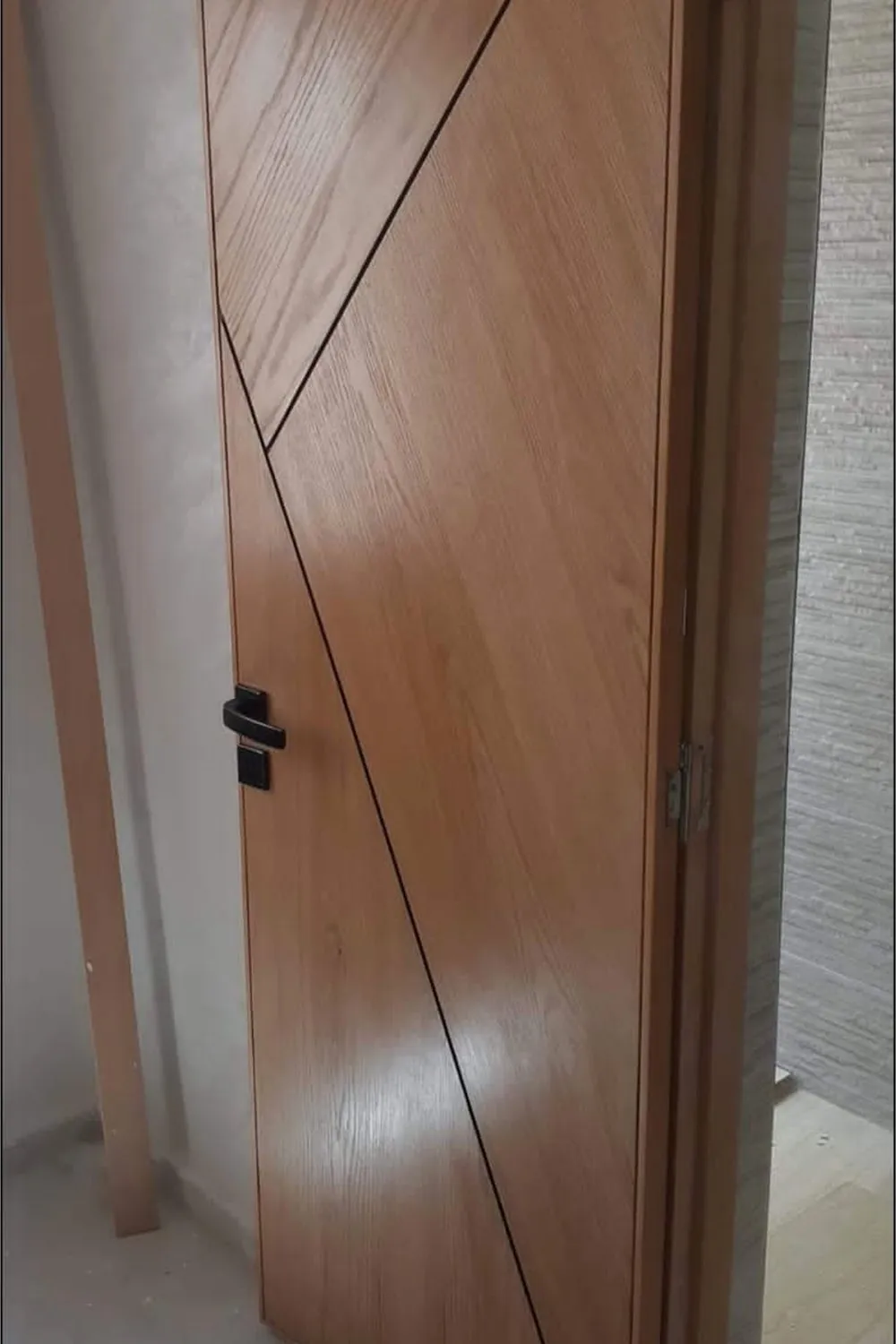 Porte contemporaine avec détail incrusté — Trend Bois